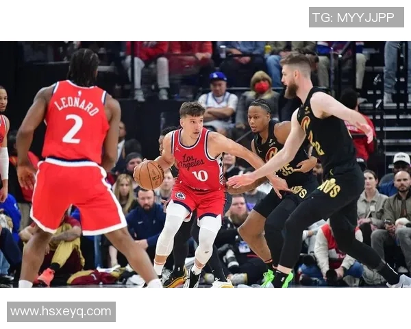 勇士与雷霆首场对决激战正酣球迷期待精彩瞬间再现