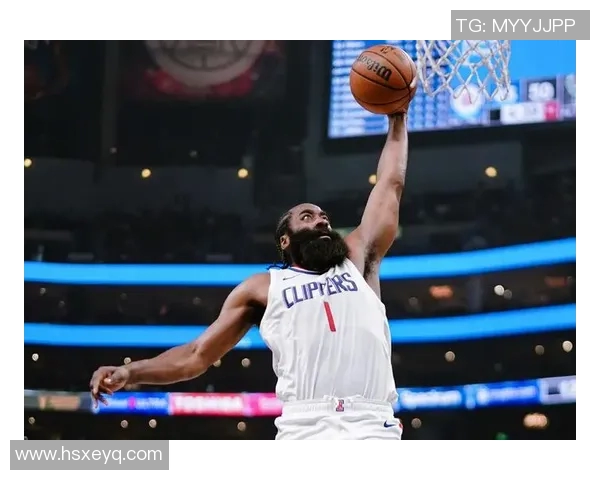 哈登在对阵雄鹿的比赛中展现出超凡实力，砍下42分引领球队胜利